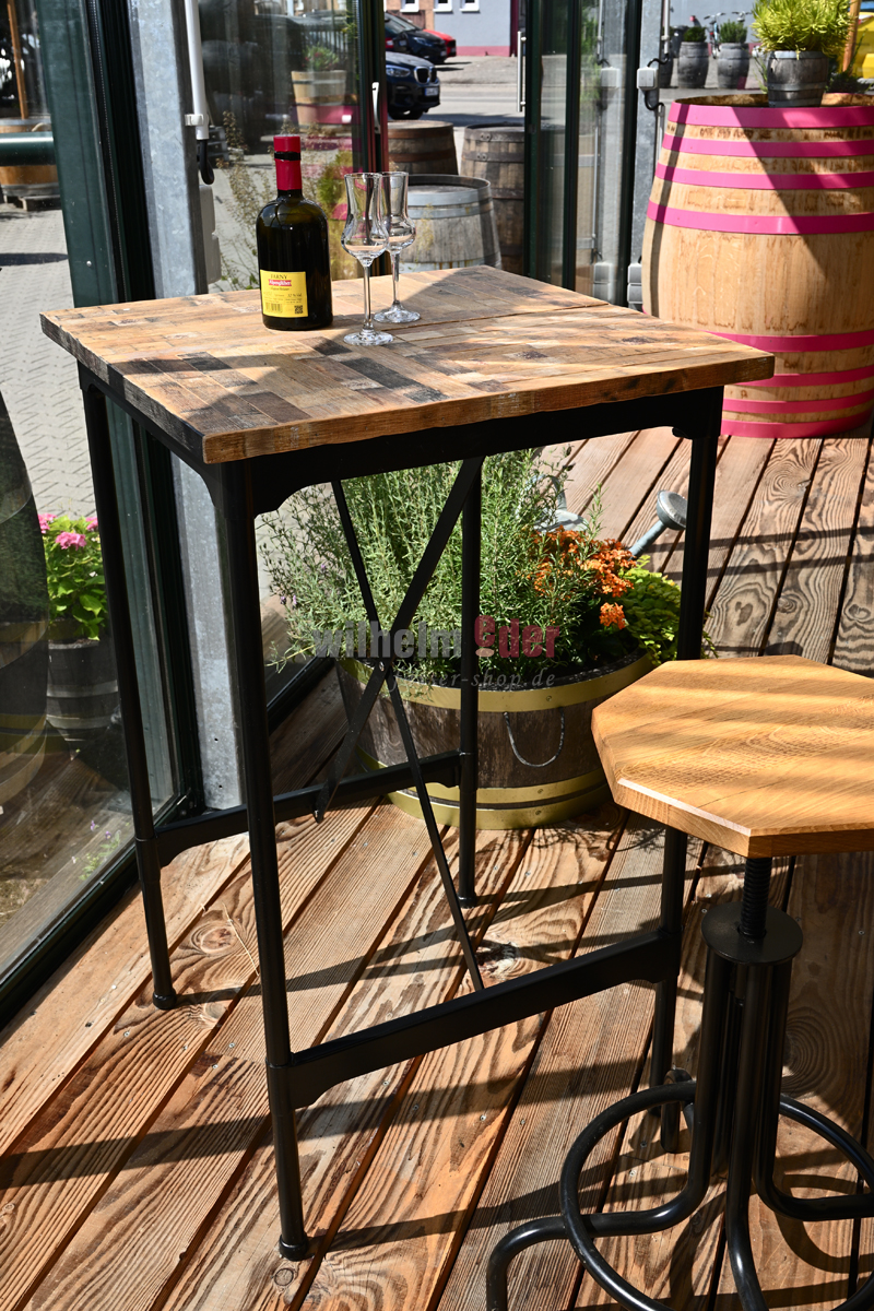 Table de bar avec revêtement en bois de tonneau
